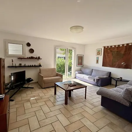 Charming House With Balcony And Garden ז'ואן-לה-פינס