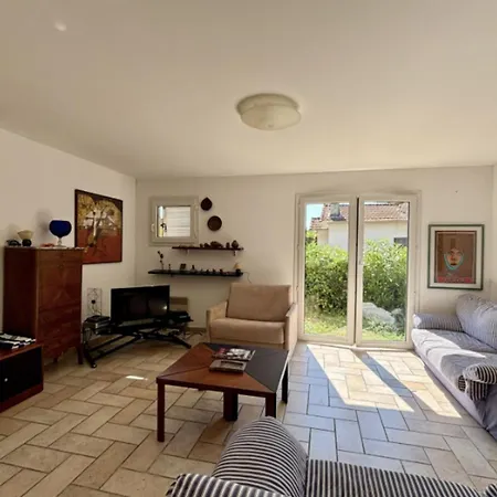 Charming House With Balcony And Garden בית נופש ז'ואן-לה-פינס