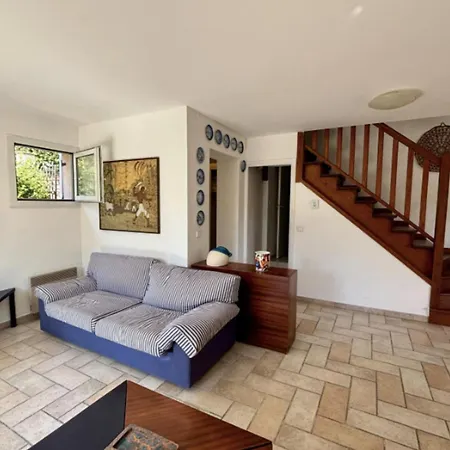 Charming House With Balcony And Garden בית נופש