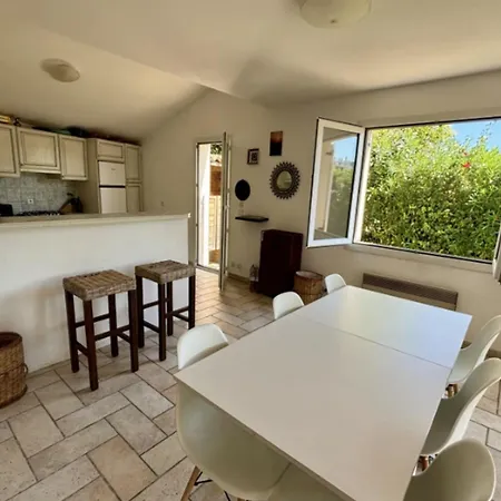 Charming House With Balcony And Garden Semesterbostad